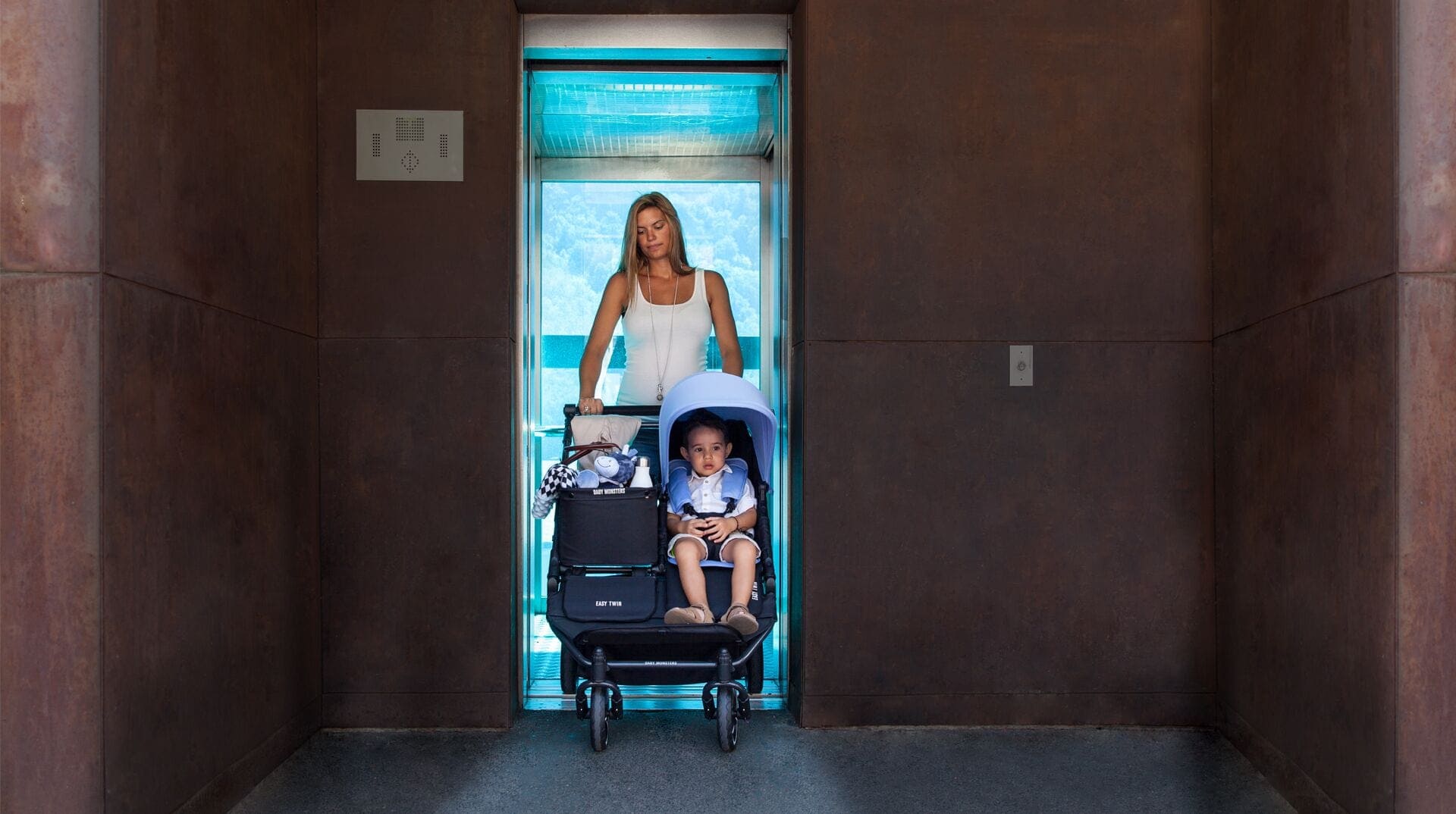 Baby-Monsters-Easy-Twin-salida-ascensor Easy Tiwn 3.0s cabe por un ascensor