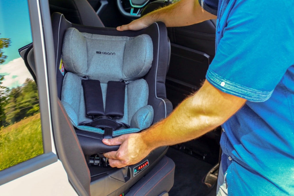 Acomodando al bebe en el coche con la silla de coche Rex