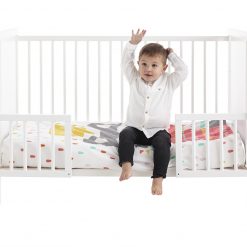 barandillas blancas con niño