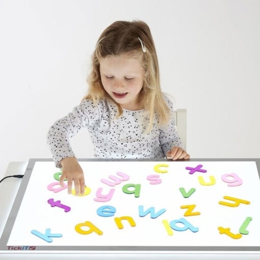 PEQUEfelicidad: MESA DE LUZ PARA NIÑOS ¿POR QUÉ Y CÓMO USARLA (bien)?