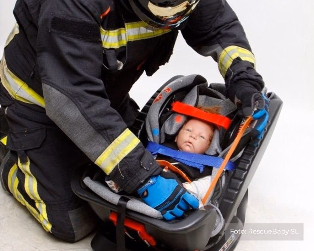 Rescate de bebé en silla de coche 4