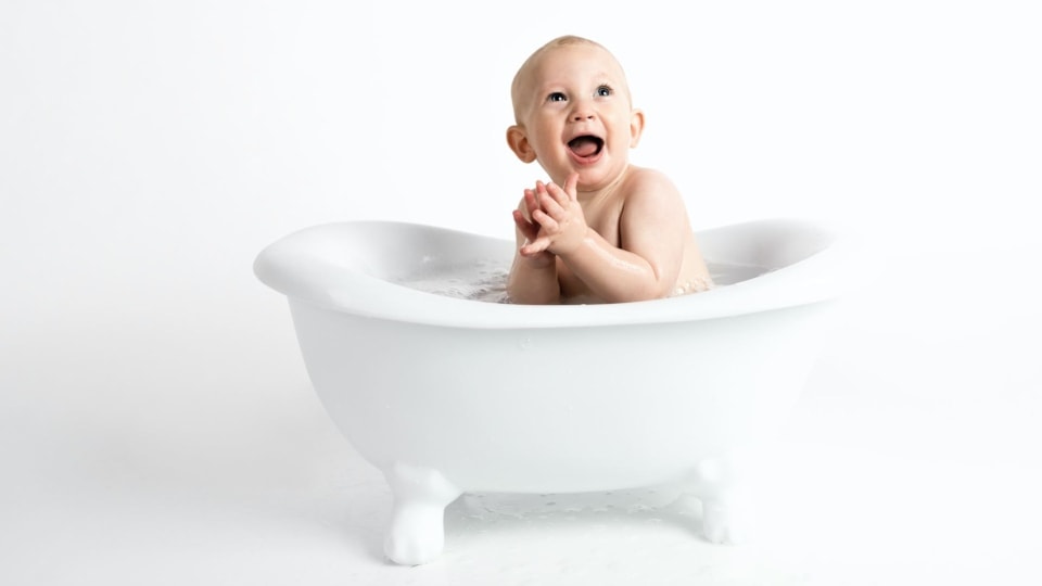 bañar al bebé es divertido