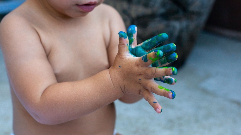 Pintar como actividad con bebés