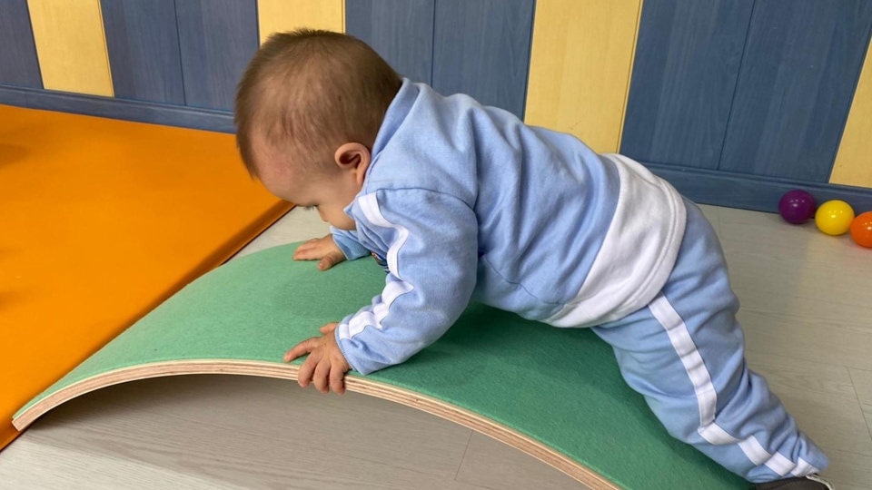 tabla equilibrio montessori para actividades bebés