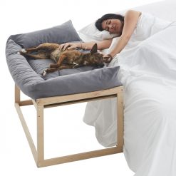 Perro duerme en cama colecho para mascotas savannah