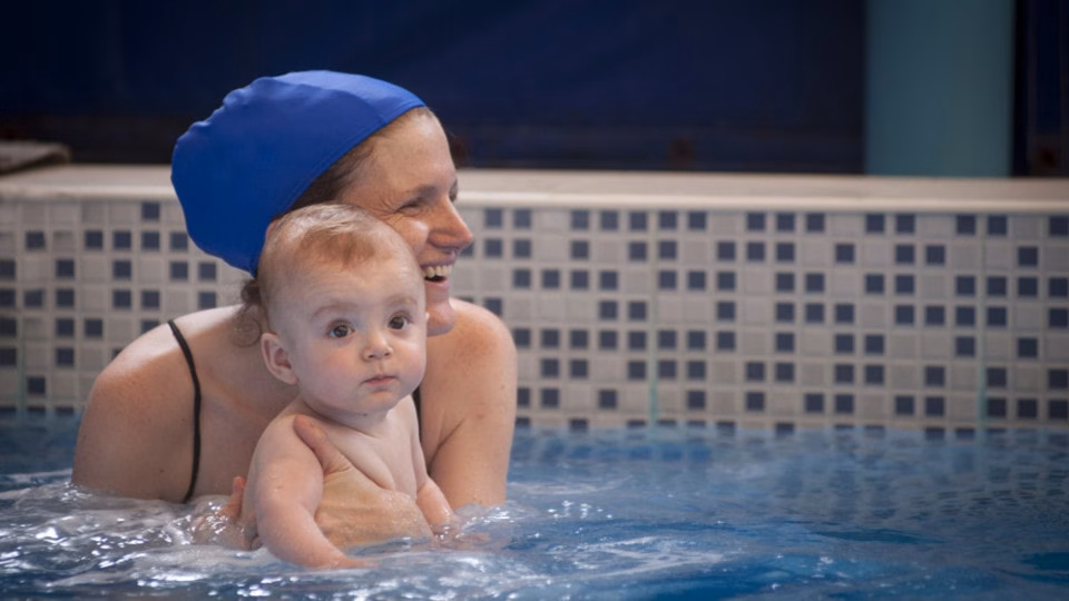 Natación con bebés guiada o matronatación: ¿es recomendable?