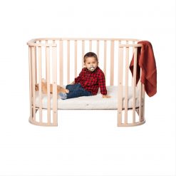 cuna-convertible-ovetto-Mini2-ambiente-CoolDreams-1500 Cuna convertible en cama Ovetto Mini 2 de Cool Dreams con niño