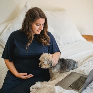 Embarazada presenta futuro bebé a su perro