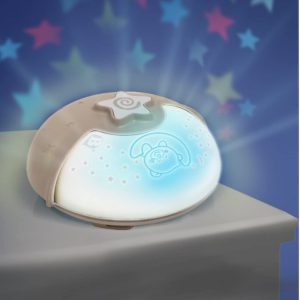 Lámpara proyector Infantino y mesita noche en tienda Cool Dreams
