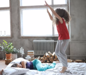 Niñas jugando en la misma cama