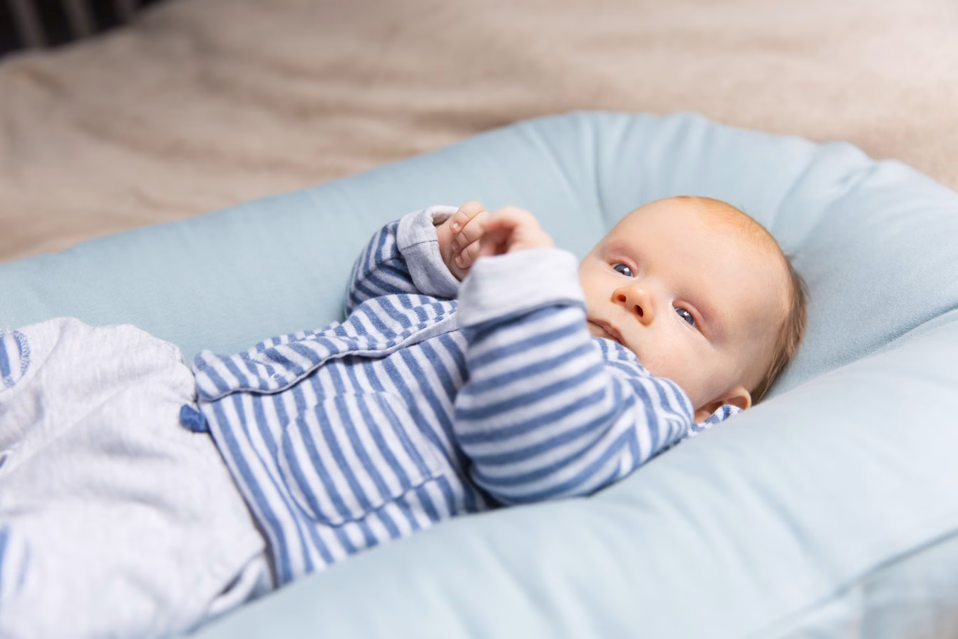 ¿Hasta qué edad puede usar un bebé el cojín nido?