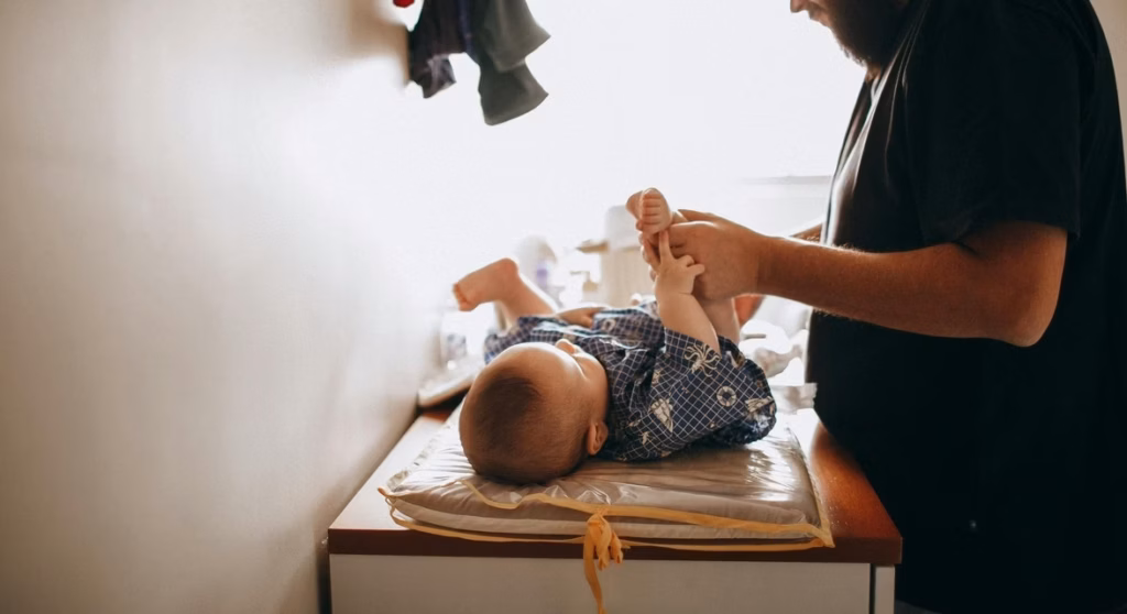 Cambiando bebe niña pañales