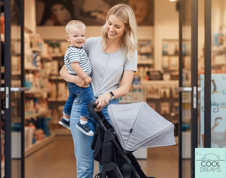 saliendo de la tienda con carro gemelar plegado